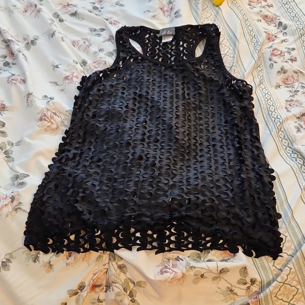 🌸 Eyelet cutout tank top